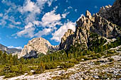 Trekking nel Parco Naturale Puez-Odle. La lunga discesa dal Rifugio Puez a Selva in Valgardena lungo la Vallelunga. 